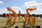 法轮功学员在华府庆祝法轮大法日,表演腰鼓、舞龙，欢乐祥和 2010-05-11  