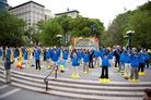 法轮功学员在纽约庆祝法轮大法日,集体炼功并欢歌载舞颂师恩 2010-05-11  