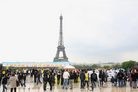 法国学员巴黎埃菲尔铁塔前庆祝法轮大法日,吸引许多游人 2010-05-15  
