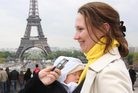 法国学员巴黎埃菲尔铁塔前庆祝法轮大法日,学员接受采访 2010-05-15  