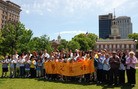 费城法轮功学员庆祝法轮大法日,学员合影向师父问好 2010-05-17  