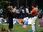 费城法轮功学员庆祝法轮大法日,游客现场学炼法轮功 2010-05-17  