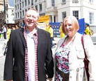 法轮功学员在伦敦圣马丁广场讲真相,庆祝世界法轮大法日,莱姆夫妇支持反迫害 2010-05-18  
