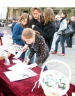 法轮功学员在伦敦圣马丁广场集体炼功和讲真相,庆祝世界法轮大法日 2010-05-18  
