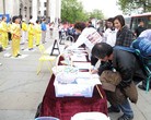 法轮功学员在伦敦圣马丁广场集体炼功和讲真相,庆祝世界法轮大法日 2010-05-18  
