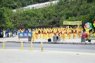 法轮功学员在高雄著名风景区西子湾庆贺世界法轮大法日, 2010-05-09  