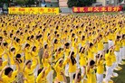 法轮功学员在中坜庆祝法轮大法日,举办活动,谢师父救度洪恩,集体炼功展示功   2010-05-09  